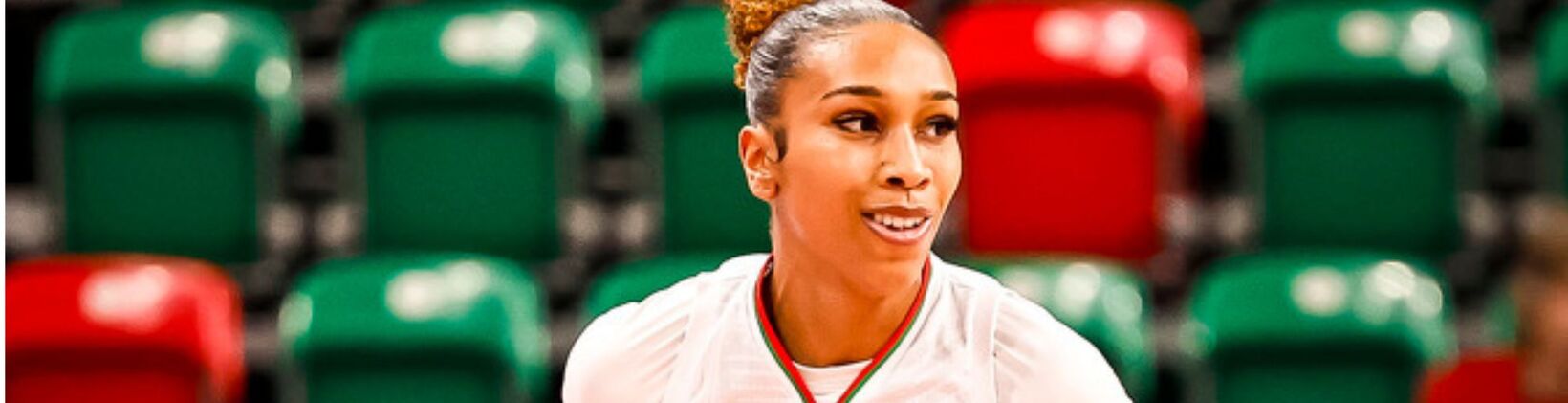 Sydney Taylor ze statuetką MVP sezonu zasadniczego